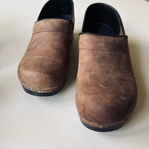 Dansko Women’s 41 Oiled Brown Clogs